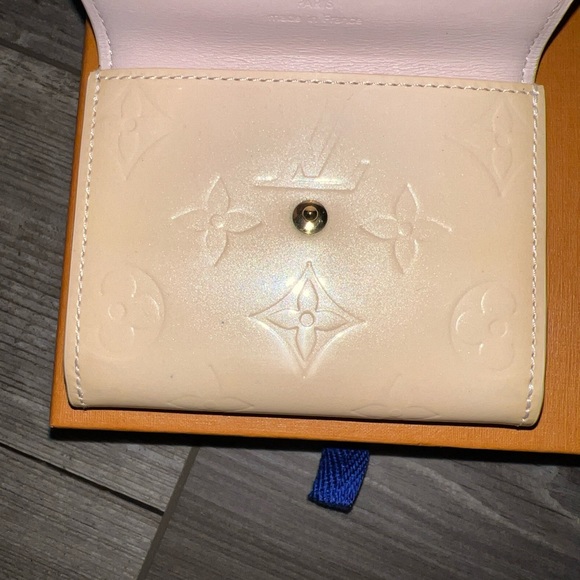 LOUIS VUITTON Ludlow Soft Beige Monogram Vernis Coin Case - Picture 6 of 16